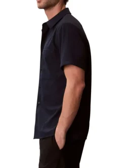 Chemise marine à coupe droite pourvue d'un col à revers et de manches courtes
