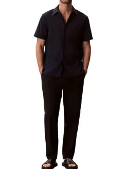 Chemise marine à coupe droite pourvue d'un col à revers et de manches courtes