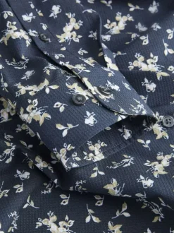 Chemise marine fleurie à coupe droite avec col français et manches longues