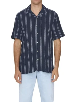 Chemise marine à rayures avec une coupe droite et un col à revers