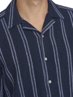 Chemise marine à rayures avec une coupe droite et un col à revers