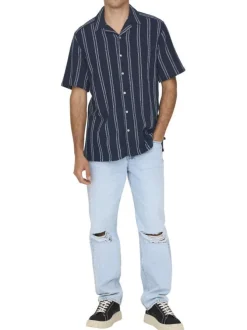 Chemise marine à rayures avec une coupe droite et un col à revers