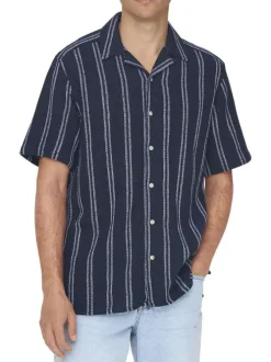 Chemise marine à rayures avec une coupe droite et un col à revers