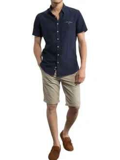 Chemise marine unie avec une coupe droite un col à revers et des manches courtes