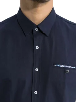 Chemise marine unie avec une coupe droite un col à revers et des manches courtes