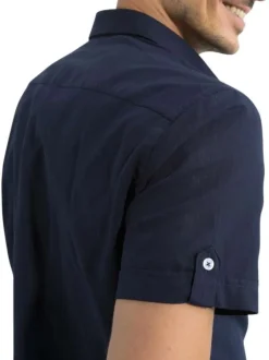 Chemise marine unie avec une coupe droite un col à revers et des manches courtes