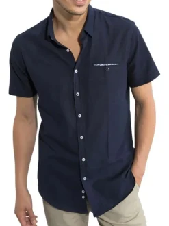 Chemise marine unie avec une coupe droite un col à revers et des manches courtes