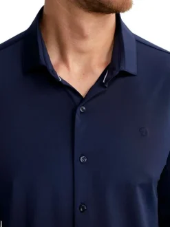 Chemise marine unie pourvue d'un col français et d'une coupe slim