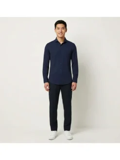 Chemise marine unie pourvue d'une coupe droite et des manches longues