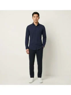 Chemise marine unie pourvue d'une coupe droite et des manches longues