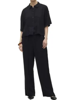 Chemise noire à coupe ajustée pourvu d'un col à revers et de manches 3/4