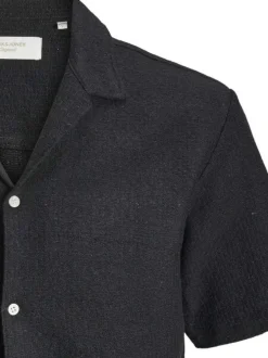 Chemise noire en crochet pourvue d'un col cubain et de manches courtes