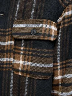 Chemise noire et orange rayée avec une coupe droite et des manches longues