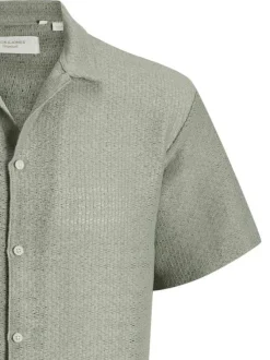 Chemise olive en crochet pourvue d'un col cubain et de manches courtes