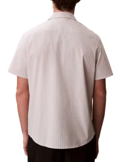 Chemise à rayures verticales en coton beige pourvue d'un col à revers