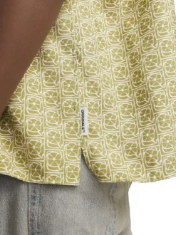 Chemise tilleul imprimé avec une coupe droite à col français