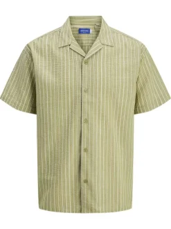 Chemise tilleul rayée avec une coupe droite à col français et des boutons