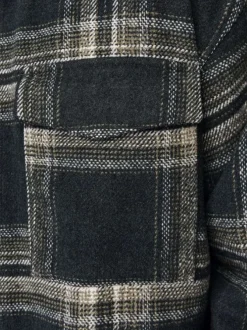 Chemise verte à carreaux avec une coupe droite et des manches longues