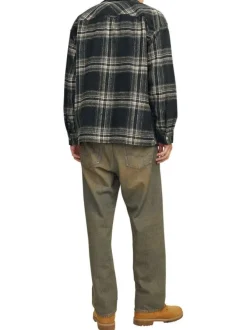 Chemise verte à carreaux avec une coupe droite et des manches longues