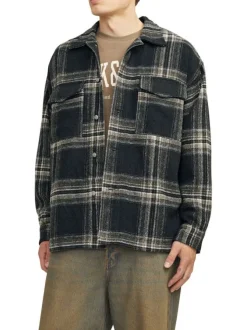 Chemise verte à carreaux avec une coupe droite et des manches longues