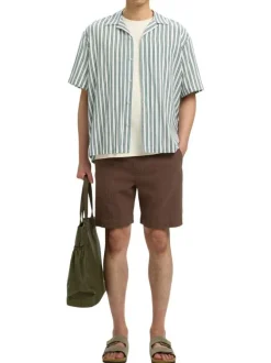 Chemise vert uni avec une coupe droite et des manches courtes