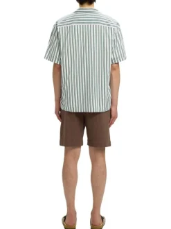 Chemise vert uni avec une coupe droite et des manches courtes