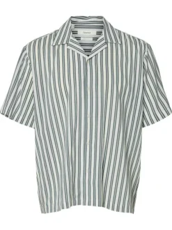 Chemise vert uni avec une coupe droite et des manches courtes