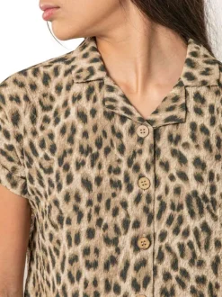 Chemisier beige animalier pourvu d'une coupe droite et d'un col à revers