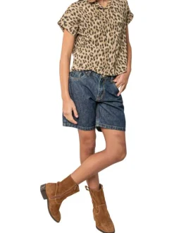 Chemisier beige animalier pourvu d'une coupe droite et d'un col à revers