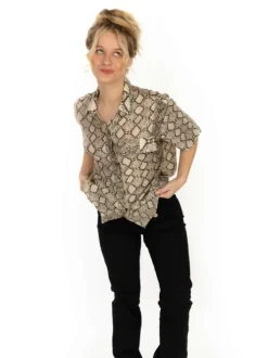 Chemisier beige imprimé avec une coupe droite et un col français
