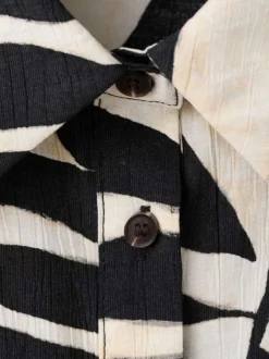 Chemisier beige à motifs pourvu d'un col français et de manches courtes