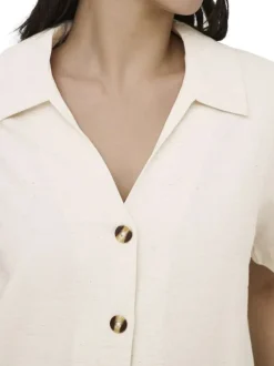 Chemisier beige uni avec une coupe droite et un col à revers