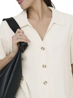 Chemisier beige uni avec une coupe droite et un col à revers