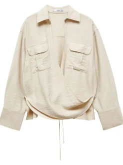 Chemisier beige uni avec une coupe droite et un col v à manches longues
