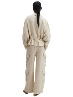 Chemisier beige uni avec une coupe droite et un col v à manches longues