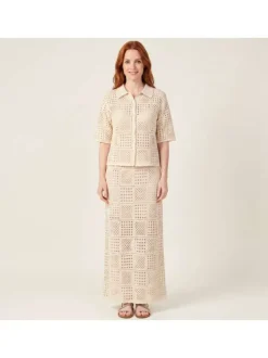 Chemisier beige uni pourvu d'un col chemise et de manches courtes