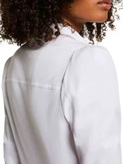 Chemisier blanc uni avec une coupe cintrée et un col v à revers