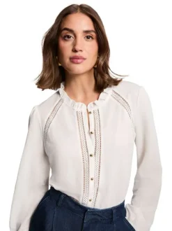 Chemisier blanc uni avec une coupe droite et des manches longues