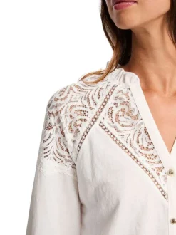Chemisier blanc uni avec une coupe droite et des manches longues