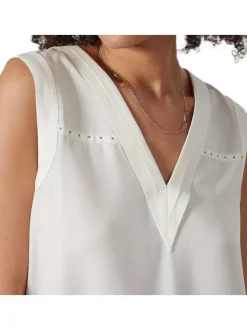 Chemisier blanc uni avec une coupe droite et un col v à manches courtes