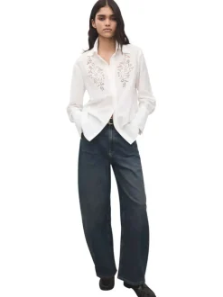 Chemisier blanc uni avec une coupe droite et un motif floral ajouré