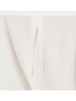 Chemisier blanc uni coupe droite avec un col américain et des franches smockées aux épaules et aux manches
