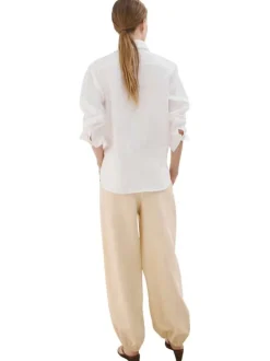Chemisier blanc uni coupe droite avec un col à revers et des manches longues