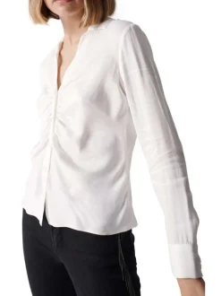 Chemisier blanc uni satin froncé au niveau de la patte de boutonnage
