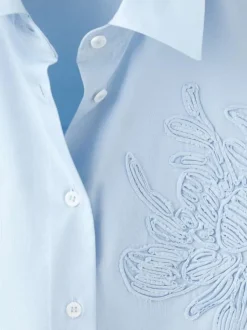 Chemisier bleu ciel uni avec une coupe ample et des manches longues