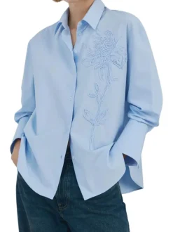 Chemisier bleu ciel uni avec une coupe ample et des manches longues