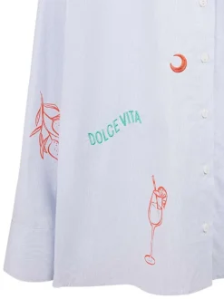 Chemisier bleu à motifs brodés avec une coupe droite et un col chemise