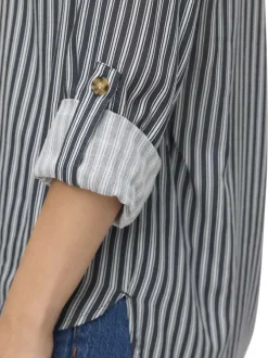 Chemisier bleu rayé avec un col chemise et à manches longues
