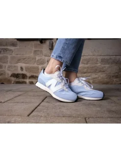 Chemisier bleu rayé avec une coupe droite à col français et des manches longues