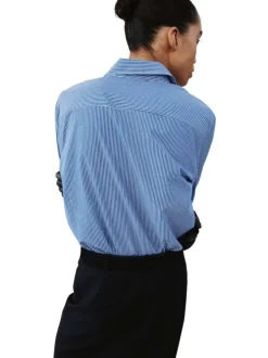 Chemisier bleu à rayures blanches avec une coupe droite et un col à revers